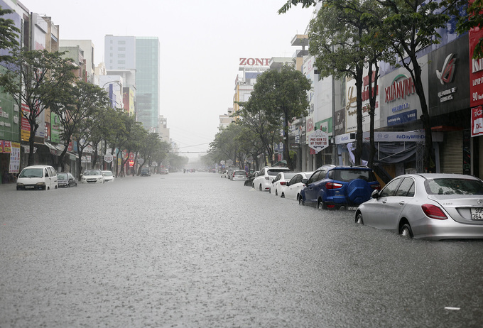 Xế hộp tiền tỷ chìm trong nước sau mưa lớn ở Đà Nẵng